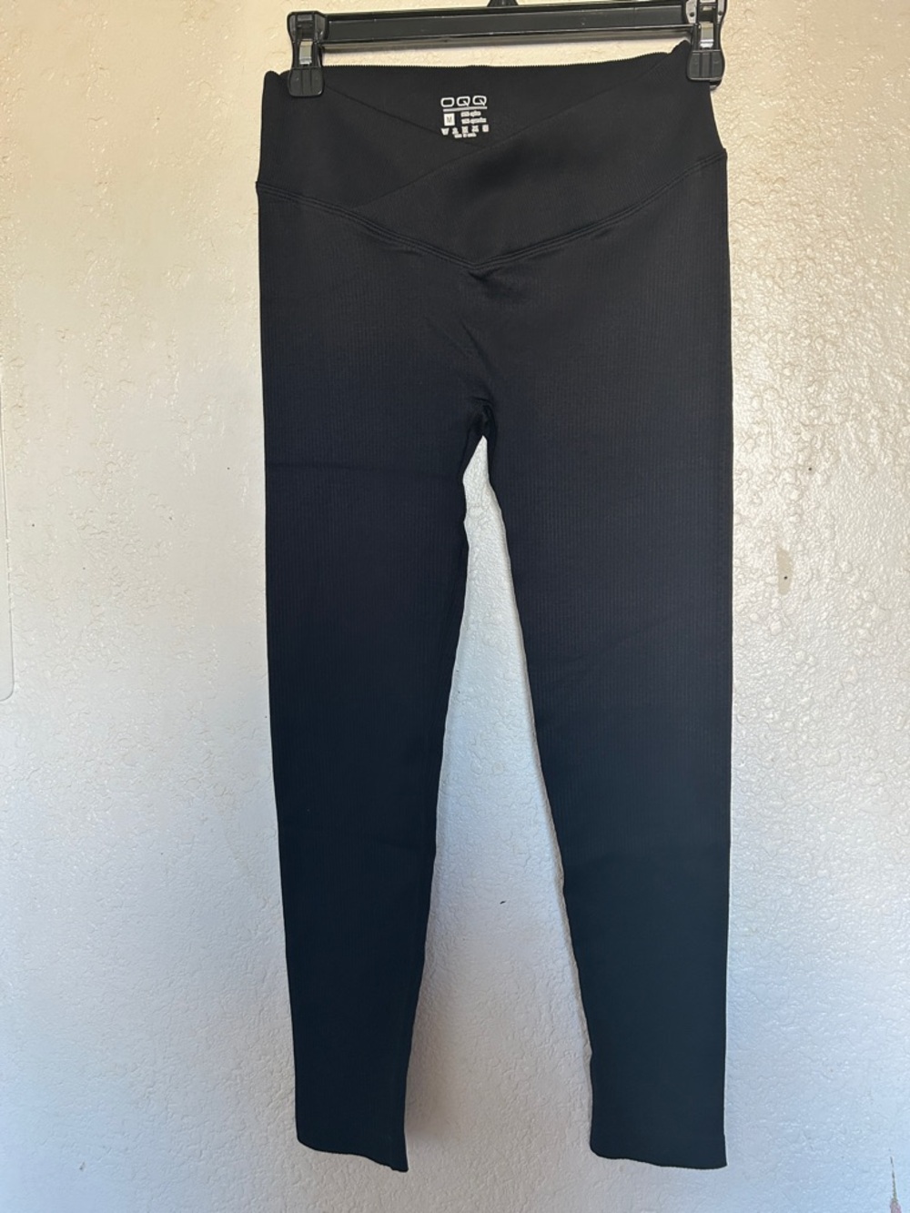 OQQ “Black” Leggings with V-Waistband - Picture 3 of 5